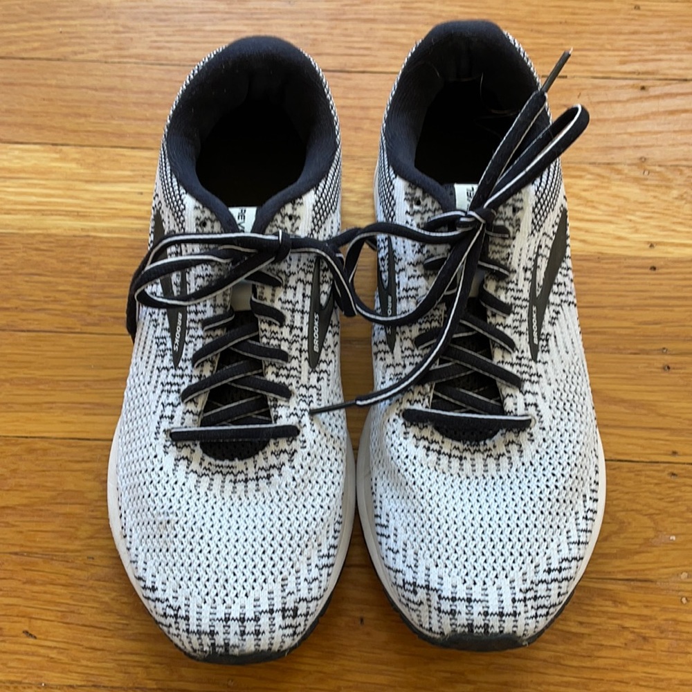 LIKE NEW BROOKS REVEL 3 RUNNING SNEAKERS
